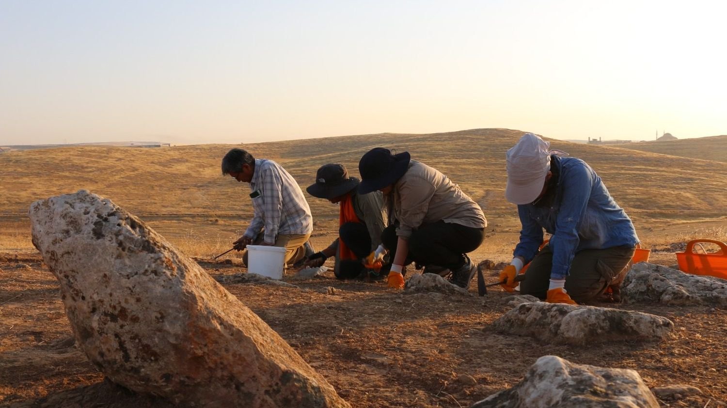 Archaeologists excavating at Çakmaktepe