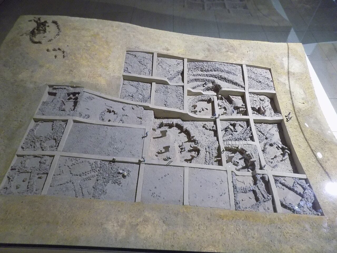 A model of the Göbekli Tepe excavation area in the Şanlıurfa museum. It shows only the exposed core — a small fraction of the roughly twenty enclosures the geophysical survey maps across the mound.