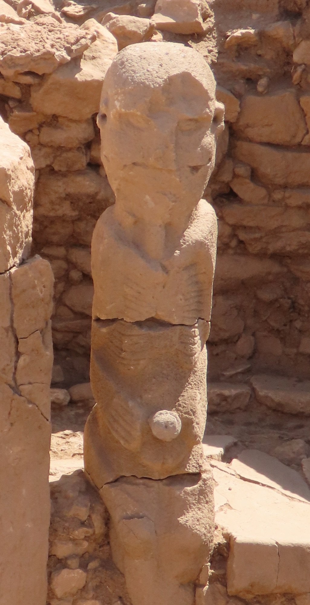 The porthole stone and phallic statue in Area 08 at Karahan Tepe.