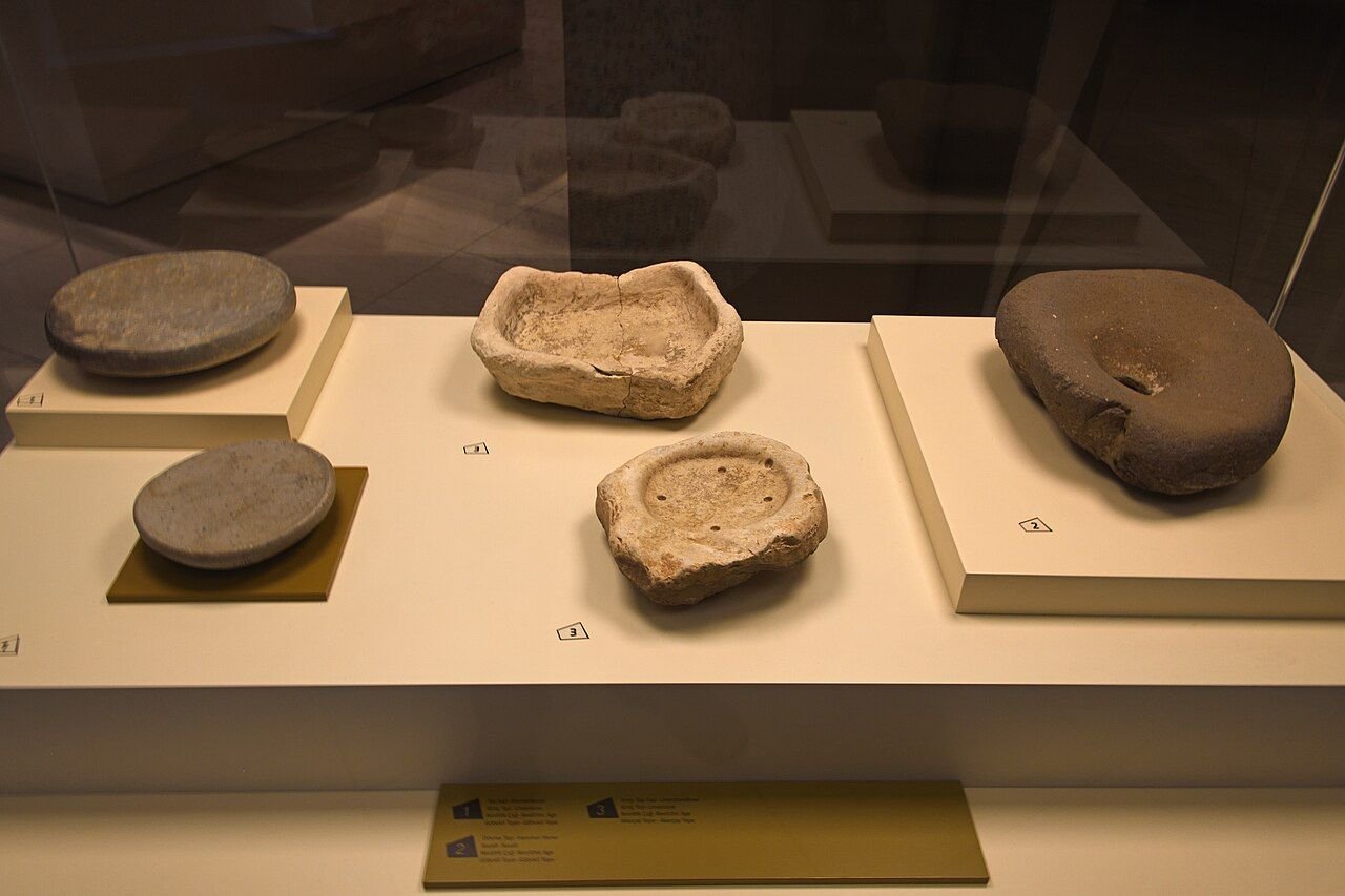 Neolithic domestic vessels in the Şanlıurfa Archaeology Museum