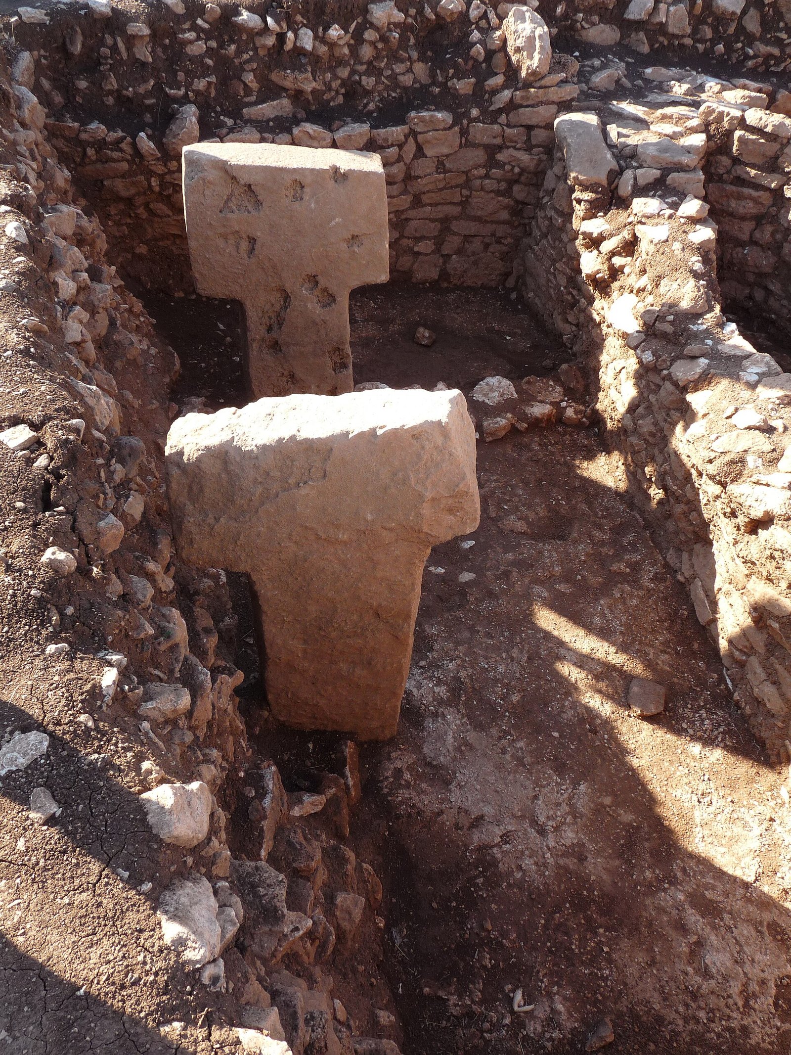 T-shaped pillars standing in situ at Sefertepe.
