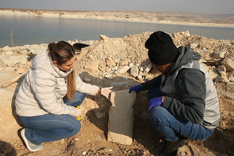 Slabs and small enclosures set around the pillars — the same architectural grammar known from the Şanlıurfa Taş Tepeler sites.