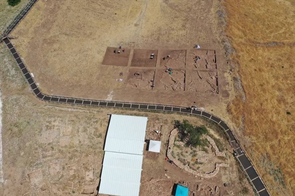 The rectangular structures belong to the settlement's second phase and contain far fewer T-shaped pillars than the monumental enclosures, with interiors more suited to everyday domestic life.